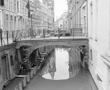 884784 Gezicht op het verwaarloosde bruggetje over de Drift te Utrecht, bij het pand Drift 2 (rechts) dat gerestaureerd ...